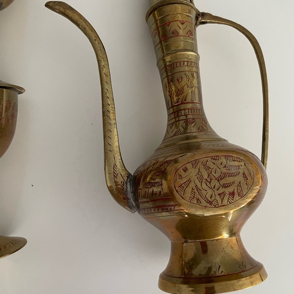 VINTAGE BRASS HAND ETCHED GENIE OIL BOTTLE/PITCHER & 6 CUPS MADE IN INDIA - Picture 3 of 7